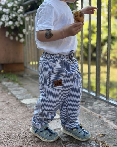 Mit dem Schnittmuster „EinfachLuftig“ nähst du eine bequeme, locker fallende Kinderhose aus leichten, unelastischen Webstoffen wie Leinen oder Popeline.